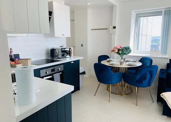 Award Winner Of 2026 &2025 Traveller & Guest Rated Apartment, Two Bedroom, #1 Centres Location, Great 180 Degree Views,balcony , Parking Onsite, Netflix & Wifi *