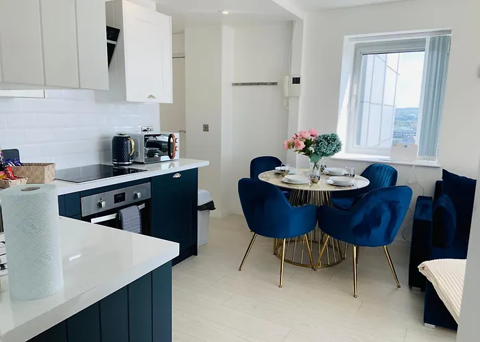 Award Winner Of 2026 &2025 Traveller & Guest Rated Apartment, Two Bedroom, #1 Centres Location, Great 180 Degree Views,balcony , Parking Onsite, Netflix & Wifi *