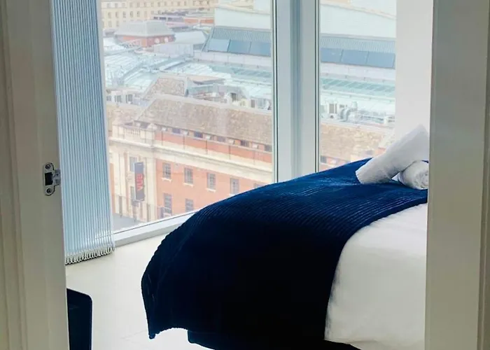 Award Winner Of 2026 &2025 Traveller & Guest Rated Apartment, Two Bedroom, #1 Centres Location, Great 180 Degree Views,balcony , Parking Onsite, Netflix & Wifi * 利兹