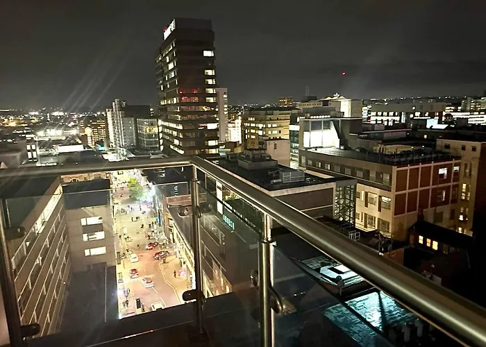 Apartament Award Winner Of 2026 &2025 Traveller & Guest Rated Apartment, Two Bedroom, #1 Centres Location, Great 180 Degree Views,balcony , Parking Onsite, Netflix & Wifi Leeds (West Yorkshire)