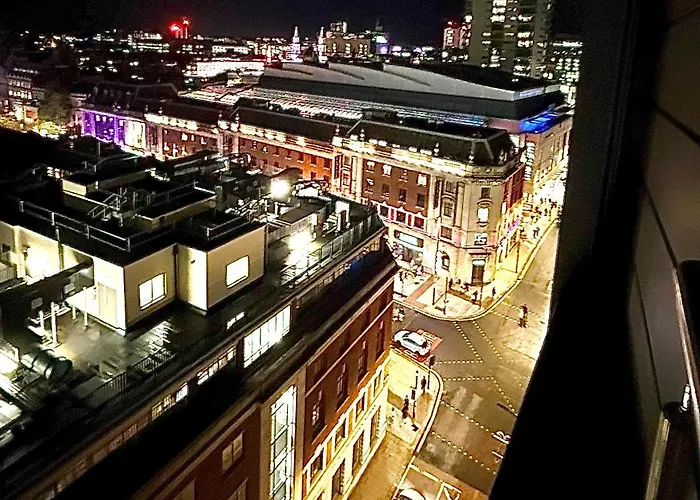 Award Winner Of 2026 &2025 Traveller & Guest Rated Apartment, Two Bedroom, #1 Centres Location, Great 180 Degree Views,balcony , Parking Onsite, Netflix & Wifi * 利兹