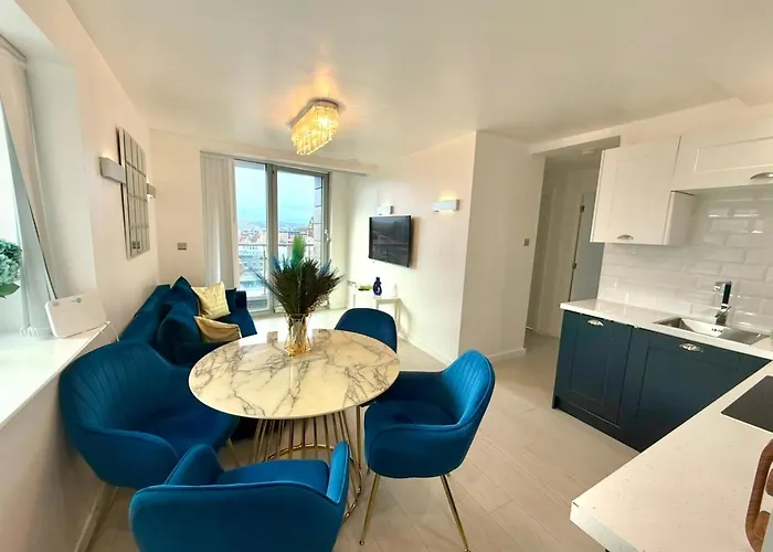 Award Winner Of 2026 &2025 Traveller & Guest Rated Apartment, Two Bedroom, #1 Centres Location, Great 180 Degree Views,balcony , Parking Onsite, Netflix & Wifi *