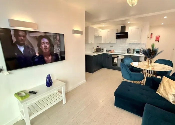 Award Winner Of 2026 &2025 Traveller & Guest Rated Apartment, Two Bedroom, #1 Centres Location, Great 180 Degree Views,balcony , Parking Onsite, Netflix & Wifi *