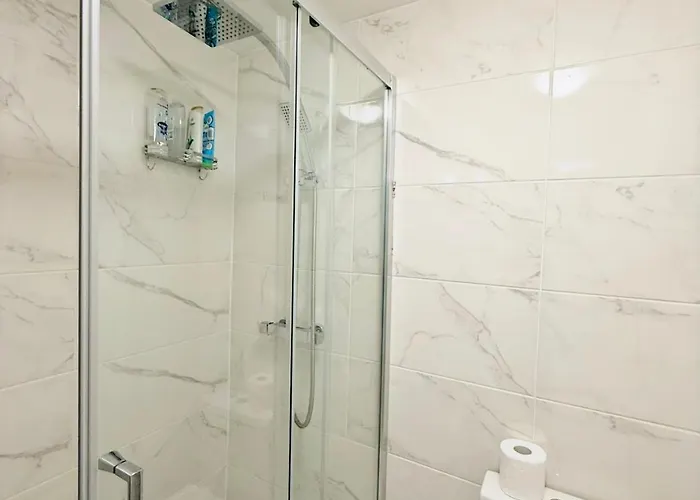 Award Winner Of 2026 &2025 Traveller & Guest Rated Apartment, Two Bedroom, #1 Centres Location, Great 180 Degree Views,balcony , Parking Onsite, Netflix & Wifi * 利兹