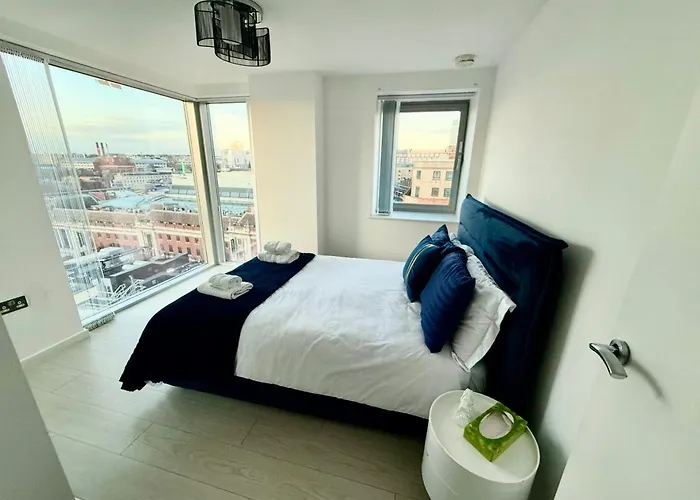 Award Winner Of 2026 &2025 Traveller & Guest Rated Apartment, Two Bedroom, #1 Centres Location, Great 180 Degree Views,balcony , Parking Onsite, Netflix & Wifi * 利兹