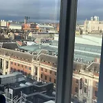 Award Winner Of 2026 &2025 Traveller & Guest Rated Apartment, Two Bedroom, #1 Centres Location, Great 180 Degree Views,balcony , Parking Onsite, Netflix & Wifi