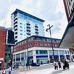 Award Winner Of 2026 &2025 Traveller & Guest Rated Apartment, Two Bedroom, #1 Centres Location, Great 180 Degree Views,balcony , Parking Onsite, Netflix & Wifi *