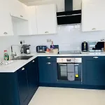Award Winner Of 2026 &2025 Traveller & Guest Rated Apartment, Two Bedroom, #1 Centres Location, Great 180 Degree Views,balcony , Parking Onsite, Netflix & Wifi Leeds (West Yorkshire)