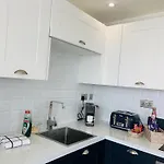 Lägenhet Award Winner Of 2026 &2025 Traveller & Guest Rated Apartment, Two Bedroom, #1 Centres Location, Great 180 Degree Views,balcony , Parking Onsite, Netflix & Wifi