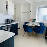 Award Winner Of 2026 &2025 Traveller & Guest Rated Apartment, Two Bedroom, #1 Centres Location, Great 180 Degree Views,balcony , Parking Onsite, Netflix & Wifi *