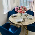 Award Winner Of 2026 &2025 Traveller & Guest Rated Apartment, Two Bedroom, #1 Centres Location, Great 180 Degree Views,balcony , Parking Onsite, Netflix & Wifi *