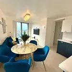 Award Winner Of 2026 &2025 Traveller & Guest Rated Apartment, Two Bedroom, #1 Centres Location, Great 180 Degree Views,balcony , Parking Onsite, Netflix & Wifi *