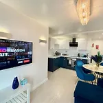 Award Winner Of 2026 &2025 Traveller & Guest Rated Apartment, Two Bedroom, #1 Centres Location, Great 180 Degree Views,balcony , Parking Onsite, Netflix & Wifi Lägenhet