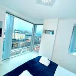 Award Winner Of 2026 &2025 Traveller & Guest Rated Apartment, Two Bedroom, #1 Centres Location, Great 180 Degree Views,balcony , Parking Onsite, Netflix & Wifi Lägenhet *