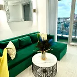Award Winner Of 2026 &2025 Traveller & Guest Rated Apartment, Two Bedroom, #1 Centres Location, Great 180 Degree Views,balcony , Parking Onsite, Netflix & Wifi * Leeds (West Yorkshire)