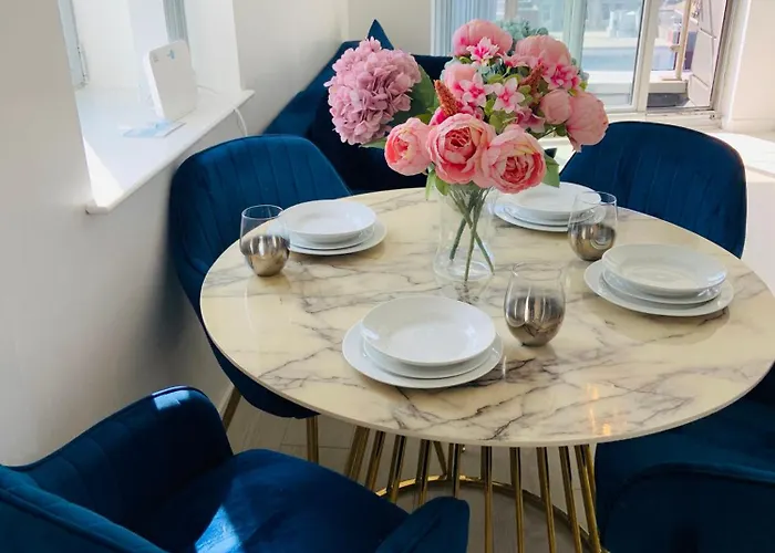 Award Winner Of 2026 &2025 Traveller & Guest Rated Apartment, Two Bedroom, #1 Centres Location, Great 180 Degree Views,balcony , Parking Onsite, Netflix & Wifi *